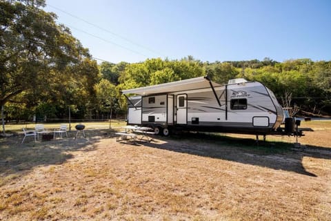 Pets Welcome Spacious RV Sleeps 7 + River Access Campground/ 
RV Resort in Canyon Lake