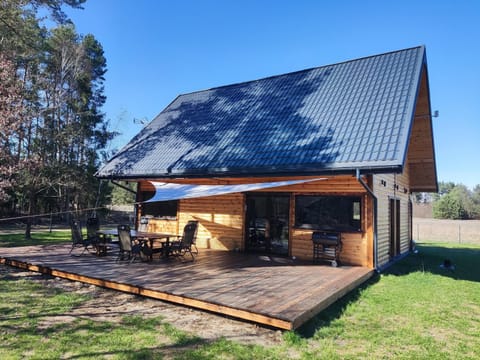 Property building, Patio, Spring, Day, BBQ facilities, Garden, Dining area, Garden view