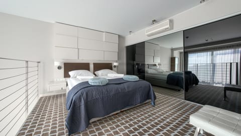 Bed, Photo of the whole room, wardrobe