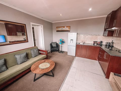 Kitchen or kitchenette, Seating area, stove