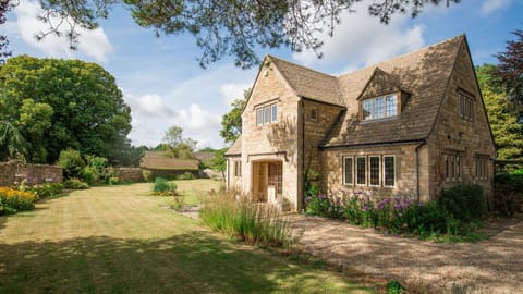 Property building, Facade/entrance, Garden, Garden view