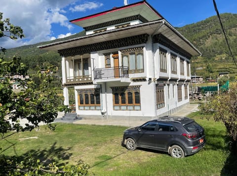 Property building, Day, Mountain view, Parking