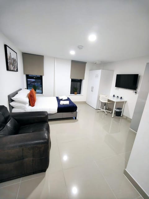 Luxurious 3 bed Ensuites & kitchenettes Nr LGI Hospital & Uni - Free 5G WIFI & Netflix Short Stays - Contractors Free Parking Apartment in Leeds