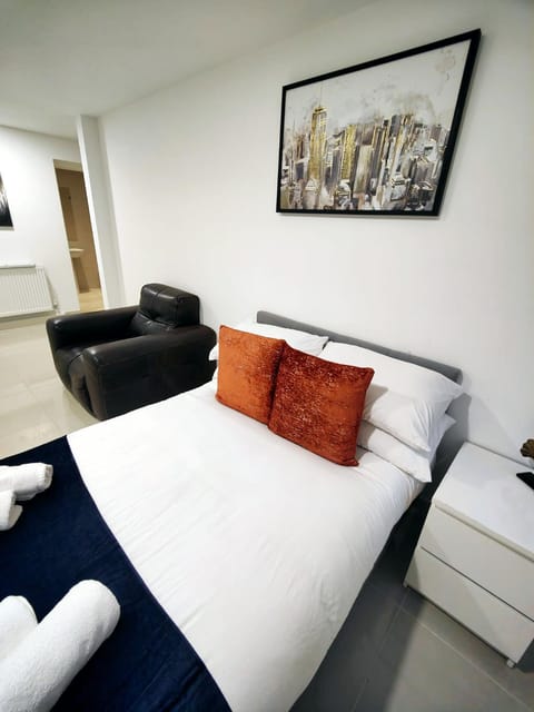 Luxurious 3 bed Ensuites & kitchenettes Nr LGI Hospital & Uni - Free 5G WIFI & Netflix Short Stays - Contractors Free Parking Apartment in Leeds