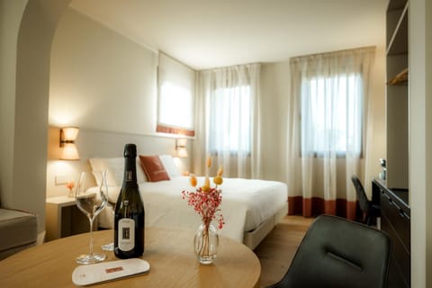 Bed, Bedroom, Drinks