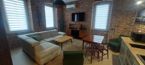 Communal lounge/ TV room, TV and multimedia, Kitchen or kitchenette, Living room, Seating area, Dining area, Evening entertainment