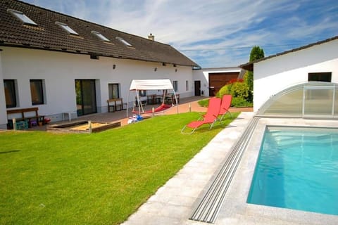 Property building, Garden, Garden view, Pool view, Swimming pool, sunbed