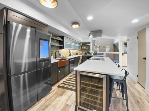 1674 Captain Molly's Hideout! Walk to Slopes! Hottub Pool! condo Apartment in Park City