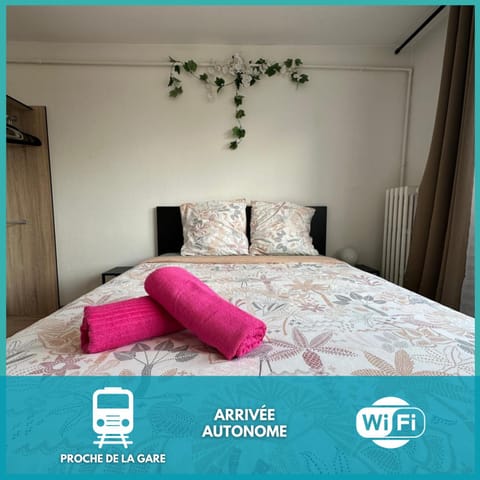 Bed, Photo of the whole room, Bedroom, Text overlay