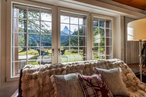 Garden, Living room, Seating area, Garden view