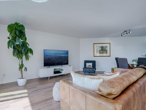 Coastal Charm - min 3-Day Stay Breathtaking Views with Work Desk by Victoria Prime! Apartment in Victoria