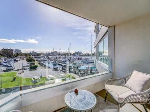 Coastal Charm - min 3-Day Stay Breathtaking Views with Work Desk by Victoria Prime! Apartment in Victoria