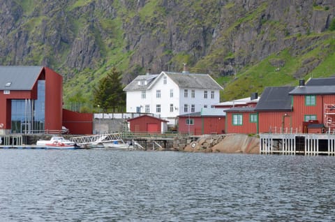 Angelas White House - single room Bed and Breakfast in Lofoten