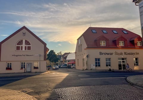 Property building, Restaurant/places to eat, Neighbourhood, Street view, Location, Parking