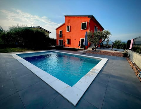Property building, Day, Pool view, Swimming pool, sunbed