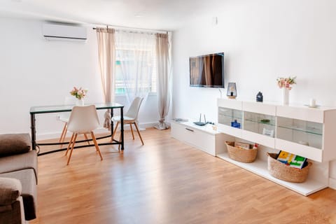 Communal lounge/ TV room, TV and multimedia, Living room, Seating area, Dining area, air conditioner