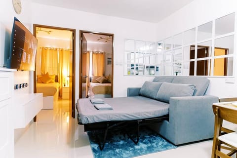 Bed, TV and multimedia, Living room, Photo of the whole room, Seating area, Bedroom