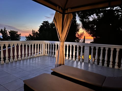 Villa Luna Blue House in Montenegro