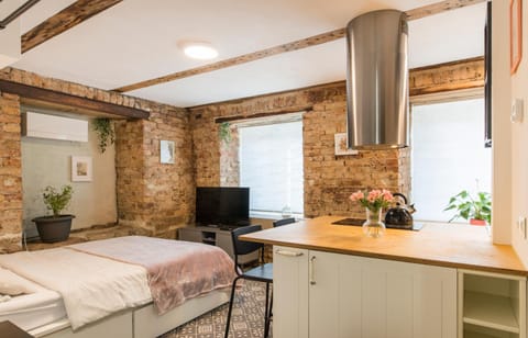 Bed, TV and multimedia, Kitchen or kitchenette, Photo of the whole room