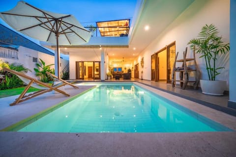 Patio, Pool view, Swimming pool, Swimming pool, sunbed