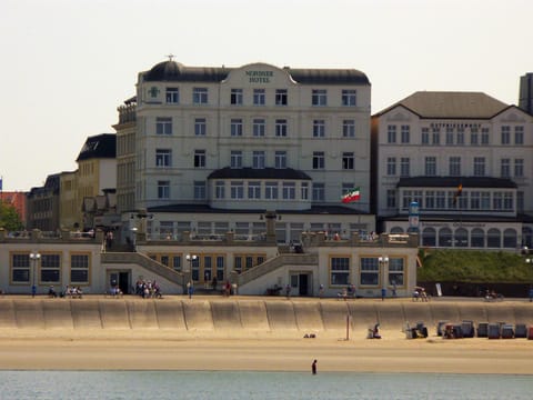 Property building, Facade/entrance, Off site, Summer, Beach, On site