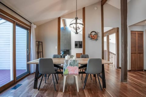 PNW Contemporary Retreat near Lake Sammamish House in Bellevue