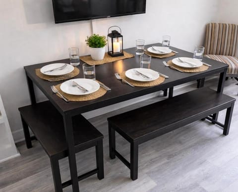 Private House Fenced Yard-Walk Distance To Falls House in Niagara Falls