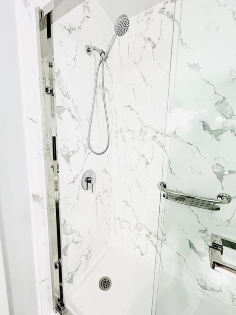 Private House Fenced Yard-Walk Distance To Falls House in Niagara Falls