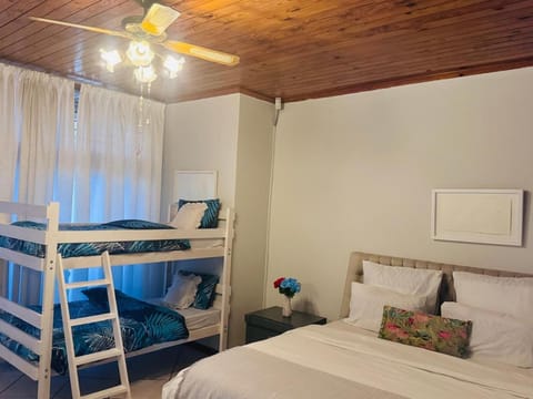 Leisure Lodges Family Room Parow Bed and Breakfast in Cape Town