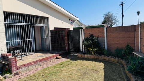 Leisure Lodges Family Room Parow Bed and Breakfast in Cape Town