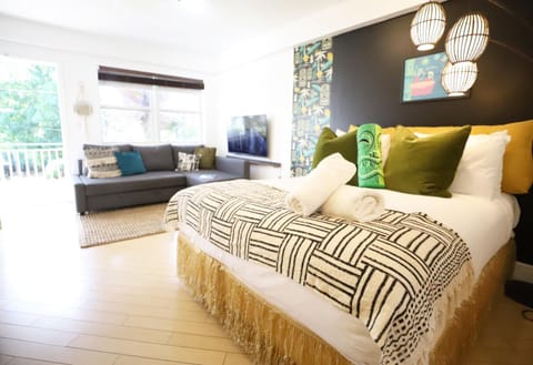 Bed, TV and multimedia, Living room, Photo of the whole room, Seating area, Bedroom