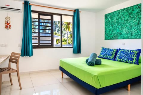 Bed, Photo of the whole room, Seating area, Bedroom, air conditioner