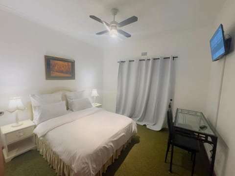 Leisure Lodges Middle Room Bed and Breakfast in Cape Town