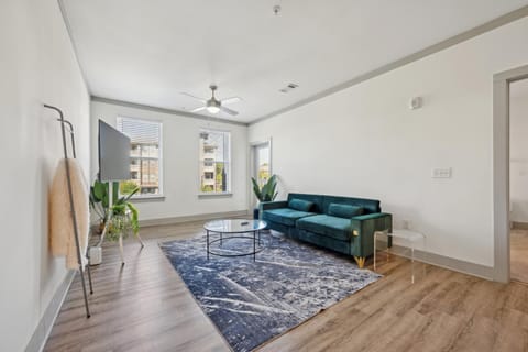 Properties By Preston I 2bd2bth Beauty I Parking Apartment in Farragut