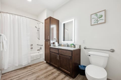 Overlook 2103 I Luxury Redefined I Free Parking Apartment in Farragut