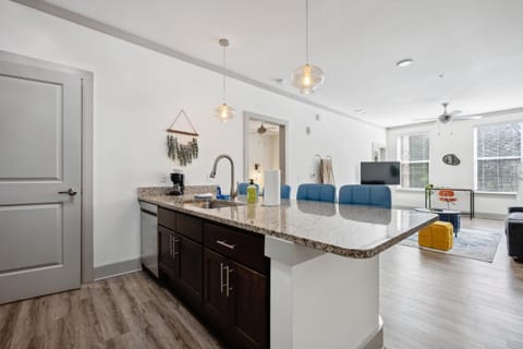 Overlook 2103 I Luxury Redefined I Free Parking Apartment in Farragut