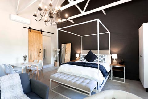 Dining area, Bedroom, air conditioner