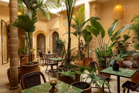 Restaurant/places to eat, Garden, Seating area