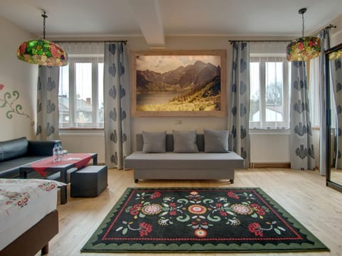 Photo of the whole room, Seating area
