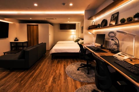 Bed, TV and multimedia, Living room, Photo of the whole room, Seating area, Bedroom