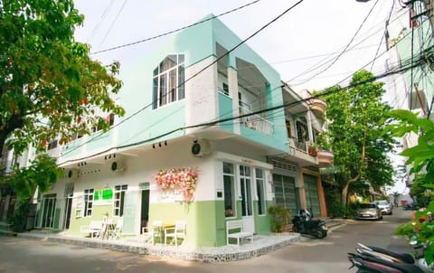 Property building, Day, Neighbourhood, Street view, Location, Parking