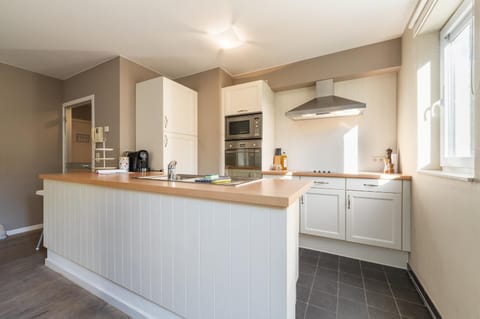 Coffee/tea facilities, kitchen