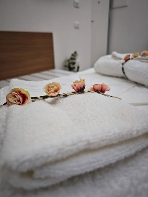 Bed, Bedroom, towels