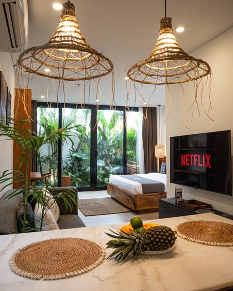 Bed, TV and multimedia, Living room, Photo of the whole room, Seating area, Bedroom, air conditioner