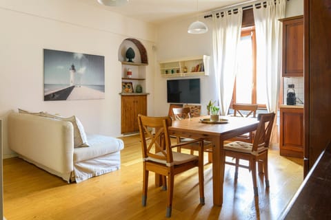 Communal lounge/ TV room, TV and multimedia, Living room, Seating area, Dining area