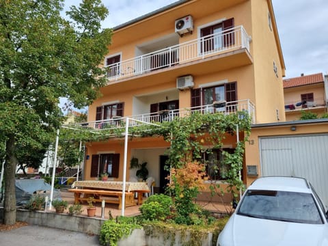 Property building, Balcony/Terrace, Parking
