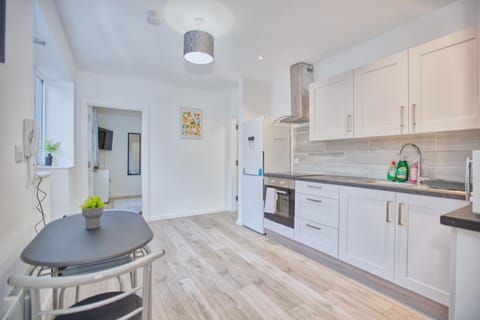 New Refurbished 2BR - City Centre Apartment in Bridgwater