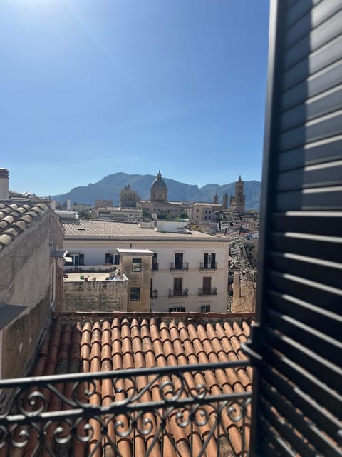 View (from property/room), Balcony/Terrace, City view
