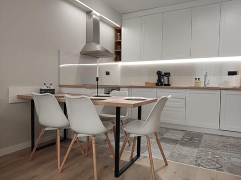 Coffee/tea facilities, Kitchen or kitchenette, Dining area, stove