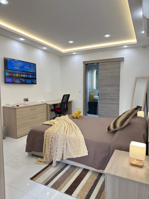 Spielberg - Family Home with Private Garage and Entertainment Area, Sleeps 6, 10-Minute Walk to the Beach Apartment in Marsaskala